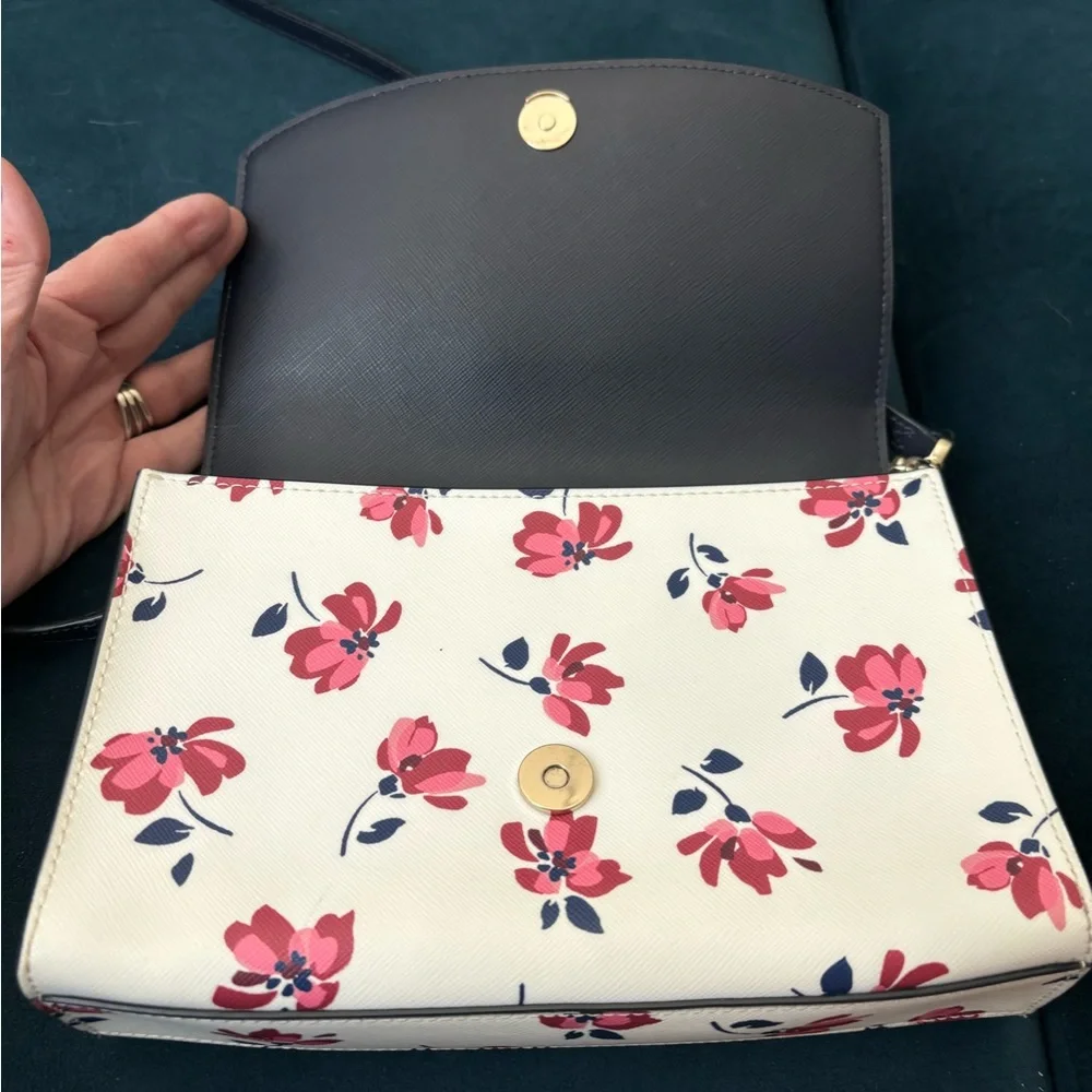 NWT Kate Spade New York crossbody with beautiful flowers - Picture 2 of 8